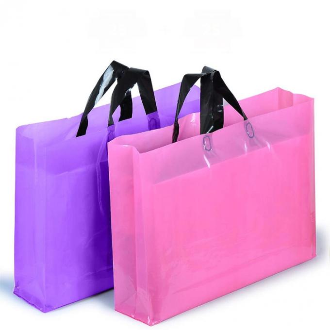 Большой пинк товара и пурпурный толстый пластиковый подарок PVC кладут розничные хозяйственные сумки в мешки одежды