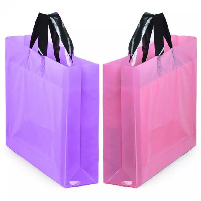 Большой пинк товара и пурпурный толстый пластиковый подарок PVC кладут розничные хозяйственные сумки в мешки одежды