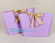 бумажные мешки розового небольшого подарка рождества упаковывая с ручкой хлопка переплетенной лентой, бумажной материальной хозяйственной сумкой Брауна с