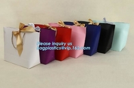 бумажные мешки розового небольшого подарка рождества упаковывая с ручкой хлопка переплетенной лентой, бумажной материальной хозяйственной сумкой Брауна с
