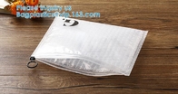 Изготовленные на заказ отправители пузыря логотипа проложили конверты курьер кладет конверт в мешки курьера подарка упаковывая почтовый проложенный грузя